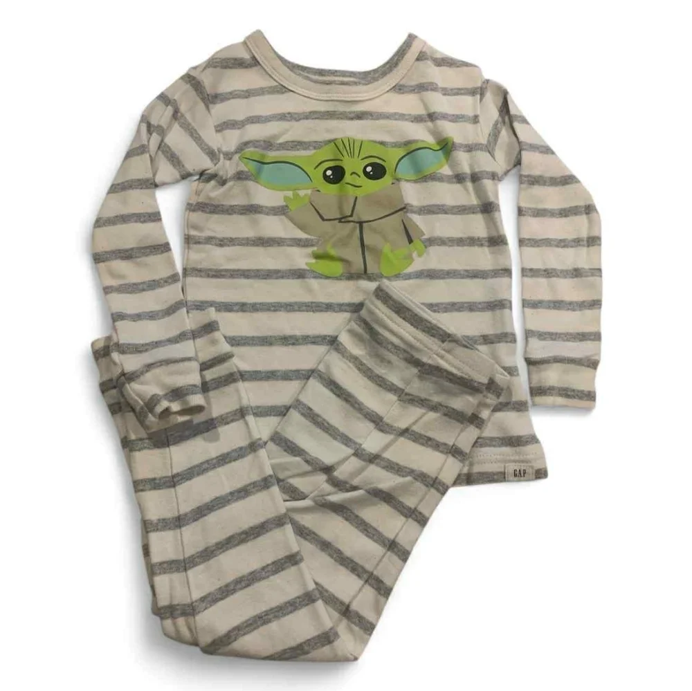 Gap Yoda Pajama‎ Set. White With Gray Stripes An Adorable Baby Yoda Sz 2T